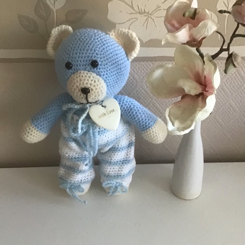 gehäkelter Teddy/ Bär Amigurumi hellblau als Geschenk für Jungen und  Mädchen oder für einen lieben Menschen