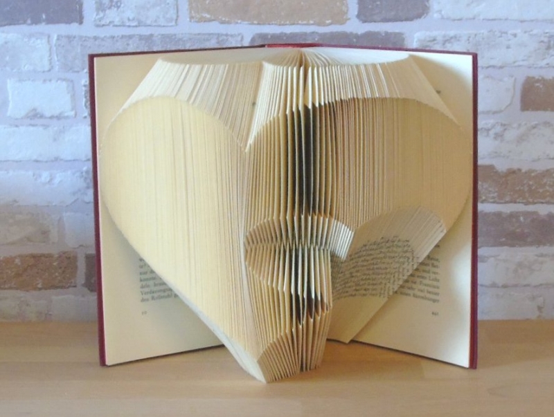  - gefaltetes Buch - Herz in Herz // Buchkunst // Bookfolding // Book Art // Hochzeit // Valentinstag // Liebe