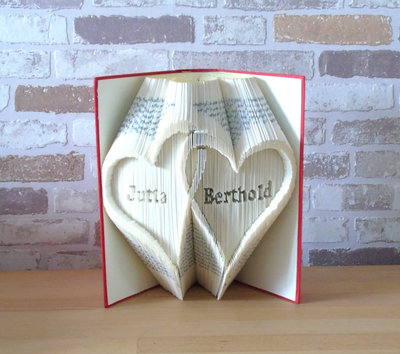  - gefaltetes Buch - zwei verschlungene Herzen mit Namen // Buchkunst // Bookfolding // Dekortaion // Geschenk // Hochzeit // Valentinstag