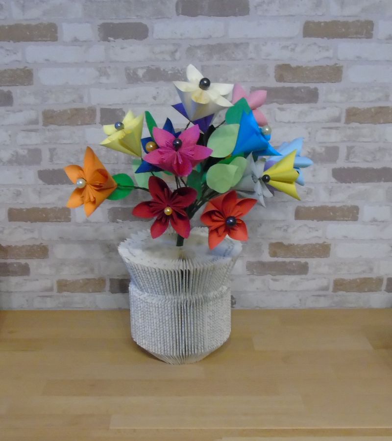  - gefaltete Buchvase mit bunten Kusudama-Blumen // Dekoration // Vase // Geschenk // Blumenvase // Papierblumen // Muttertag 