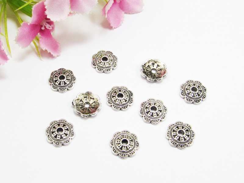  - 30 Perlenkappen 10mm, in Blumen-Form, mit Muster, Farbe silber antik