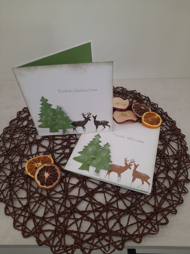  - Schöne Weihnachtskarte mit Rentier und Tannenbäume und Effektschnee in weiß,grün und braun