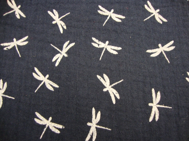 Stoff Baumwolle Musselin Double Gauze weiße Libellen auf dunkelblau  Blusenstoff Spucktuch Kleiderstoff