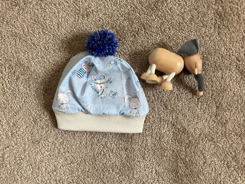  - Babymütze in blau - weiß mit Bommel für 6 - 12 Monate