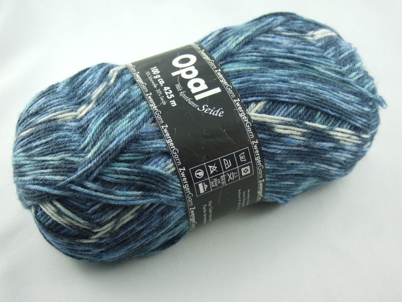  - schöne 4-fach Sockenwolle von Opal mit kostbarer Seide in verschiedenen Blautönen, Farbe Nr. 1359