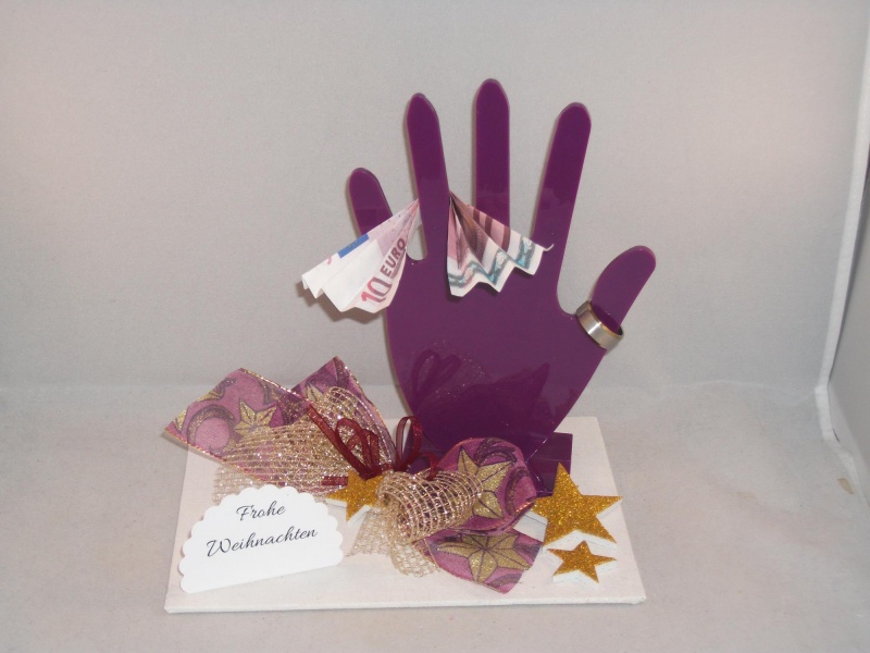 Geldgeschenk, Schmuck, Schmuckverpackung, Hand, Schmuckhand lila,  weihnachtlich dekoriert