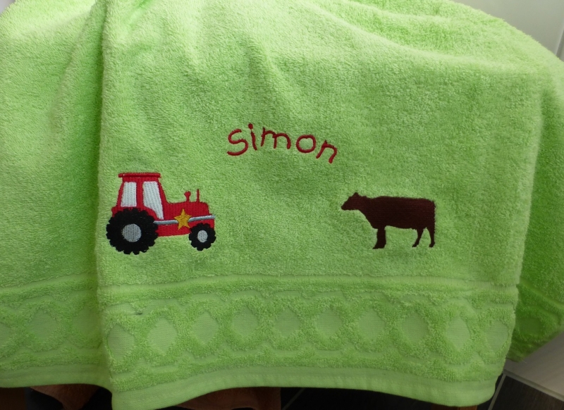 Tolles Handtuch bestickt mit Traktor, Kuh und Wunschname, für  Bauernhoffans, personalisierbar, Dieda!