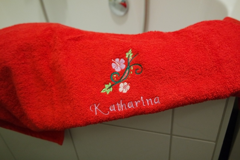  - Duschtuch bestickt mit Namen und Blumenranke, personalisiert, von Dieda!