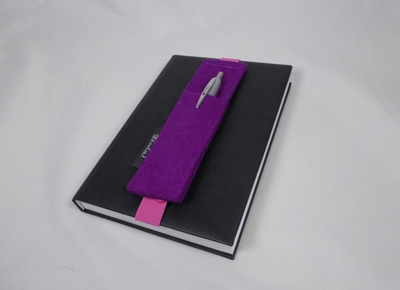  - Stifthalter, Stifthalterung, lila, aus Wollfilz mit Gummiband zur Befestigung an Notizbuch, Kalender, DIN A5, handgemacht von Dieda