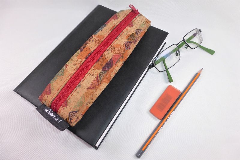  - Lesezeichen mit Brillenetui aus bedrucktem Korkstoff mit Gummiband zur Befestigung an Notizbuch, Kalender, Organizer, Tagebuch, Stiftetui