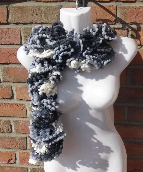  - gestrickter Schal aus Netzgarn mit Pompon-Borte - schwarz-weiß-grau