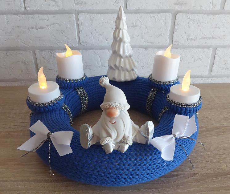 Adventskranz - gestrickt/gehäkelt - mit LED-Kerzen und Porzellanfiguren -  blau-weiß-silber