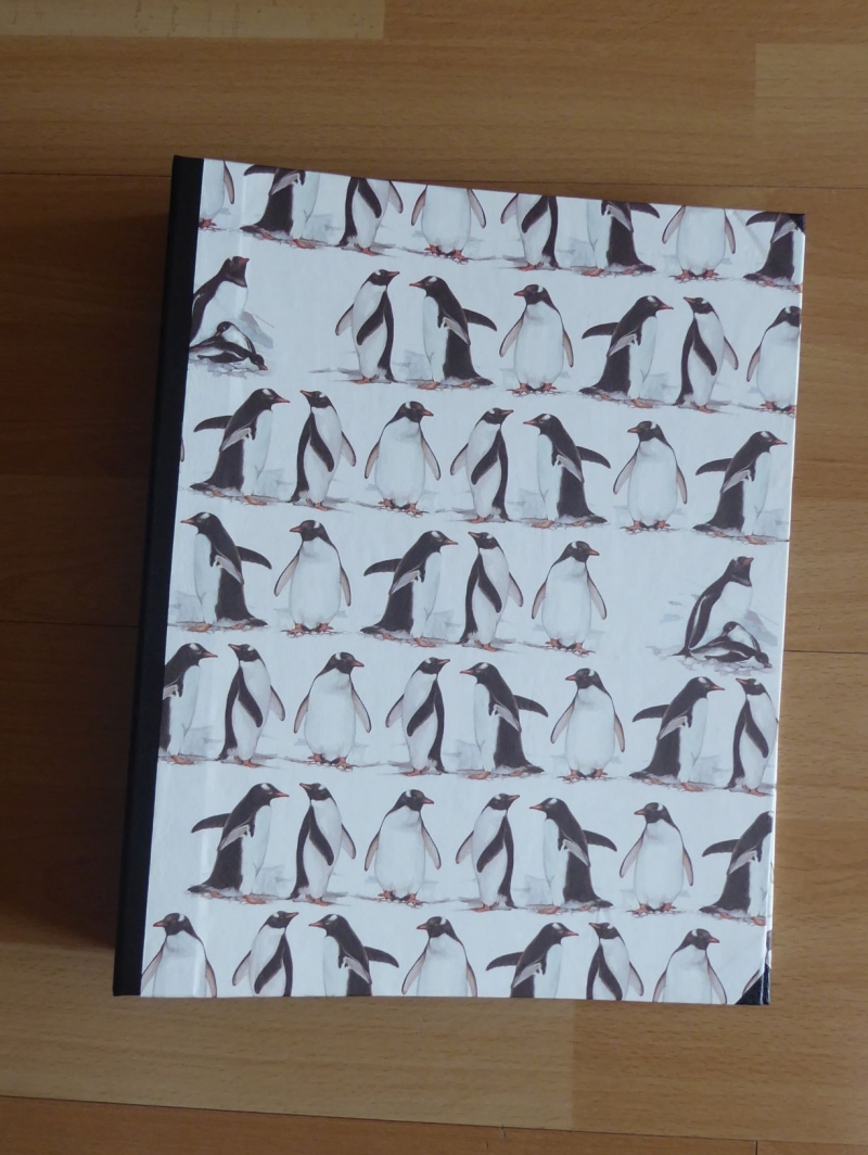  - Handgefertigtes Ringbuch für DIN A4 aus Pappe, Papier und Buchleinen - Pinguine