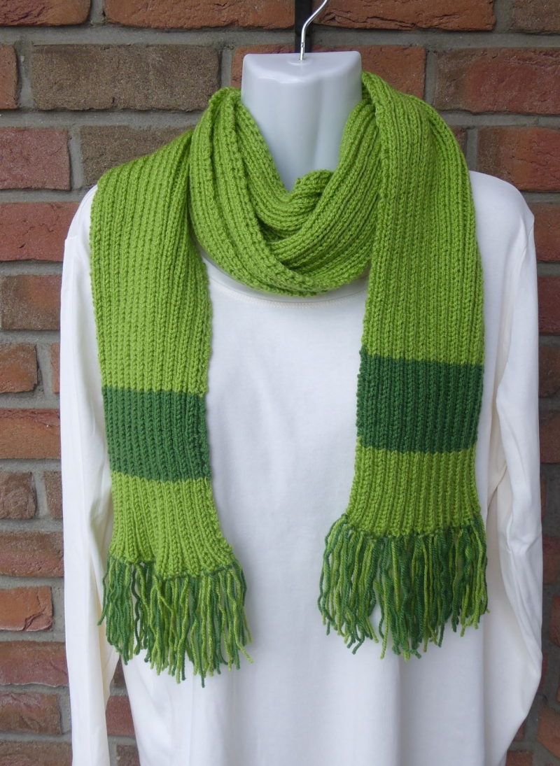  - gestrickter Schal mit Franseln - grün (Länge 221 cm)