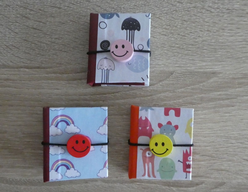  - Drei hangefertigte Haftnotizzettelbüchlein aus Papier und Buchleinen - diverse Motive (Unterwasserwelt, Monster, Regenbogen) mit Smiley 