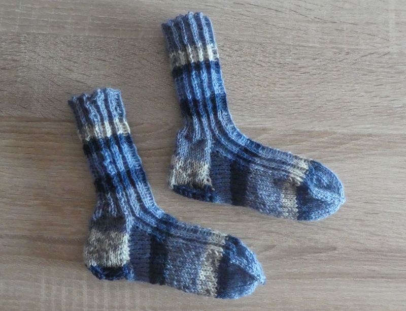 Gestrickte Socken Größe 22/23 blau/grau/weiß