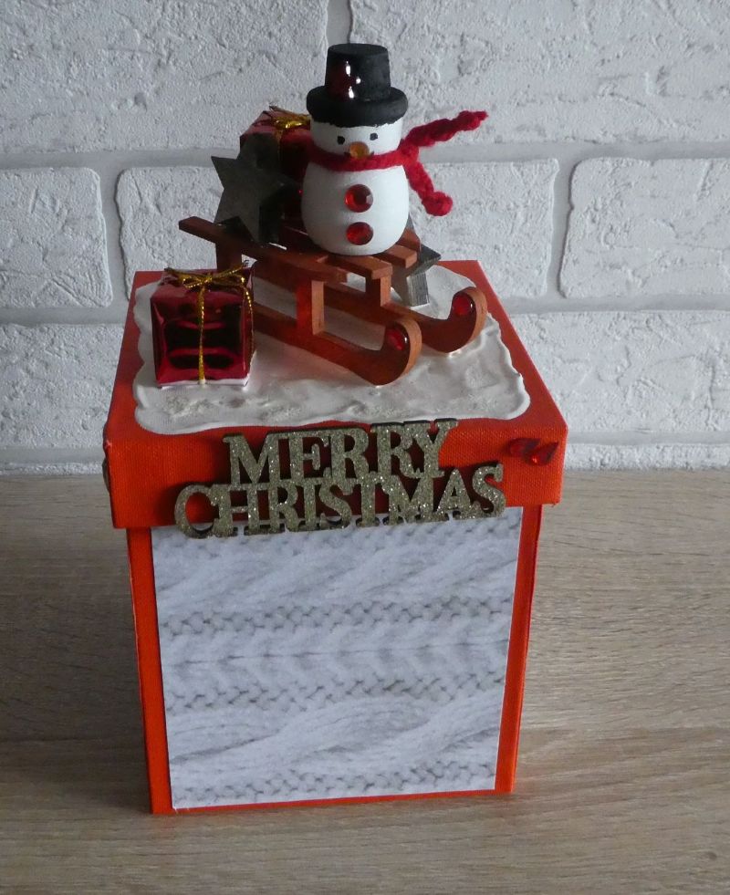 Handgefertigte Geschenkverpackung Schneemann auf Schlitten und Schriftzug  Merry Christmas
