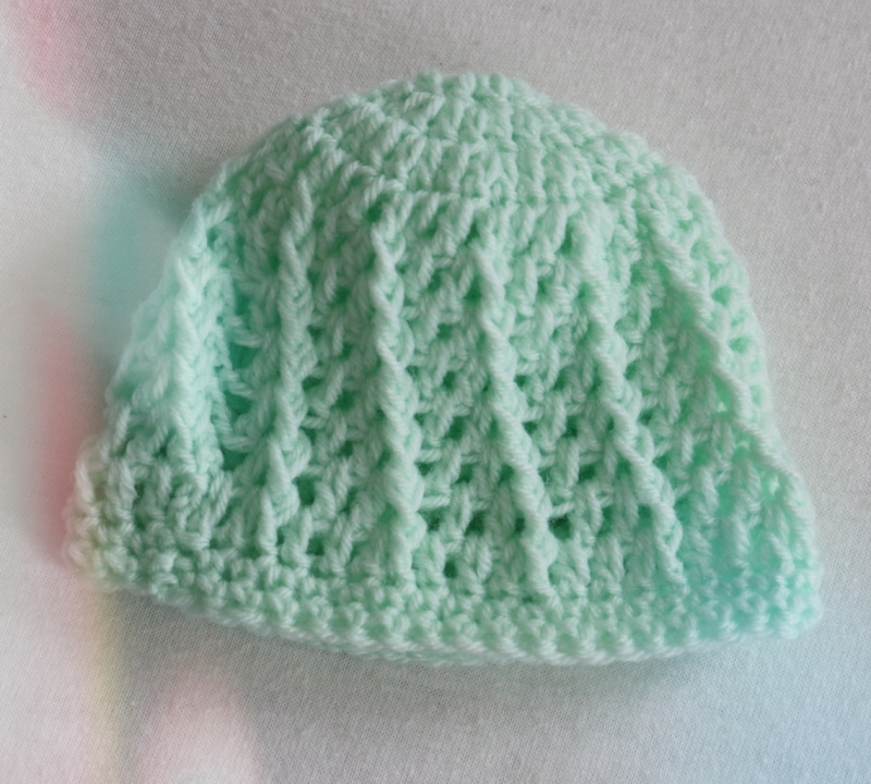  - Kleine Mütze für das neugeborene Baby in hellgrün gehäkelt mit schönem Strukturmuster,Größe ca. 50-62/68