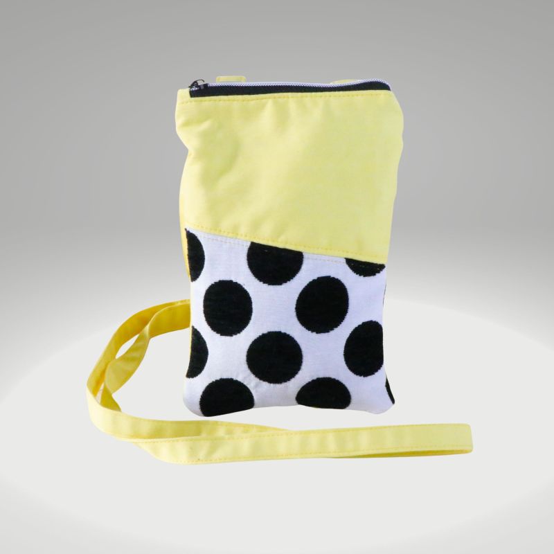 Gelbe Handtasche zum Umhöngen // polks dots //Tasche für Handy Smartphone Tasche // schwarze Tasche // Stofftasche // gelbe Tasche //Umhängetasche klein