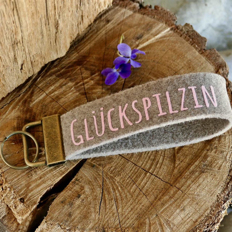 Schlüsselanhänger, Geschenk zum Einzug, Unikat, Schlüsselband aus Wollfilz  mit Aufschrift Filzanhänger, Glückspilzin, beige/rosa