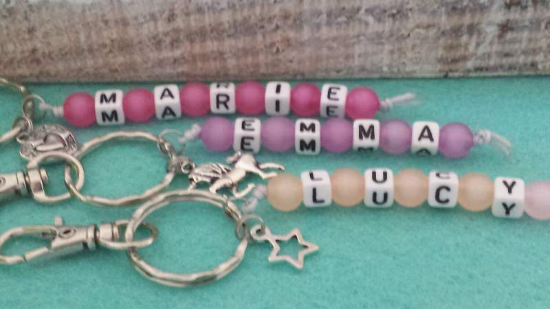 Kinder Schlüsselanhänger mit Namen bunte Perlen handgefertigt für Kinder  Geschenk Kindergeburtstag 1 Stück