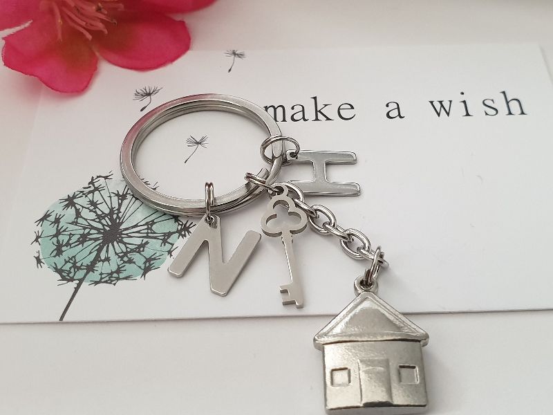  - Haus Schlüsselanhänger mit Initialen Glücksbringer Geschenk Frauen Männer Paare Einzug Umzug Richtfest Neues Zuhause   