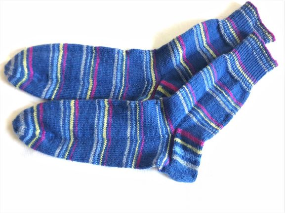 Wollsocken handgestrickt in Größe 46/47, geringelt mit gelb, pink, hellblau  und grau für Frauen und Männer