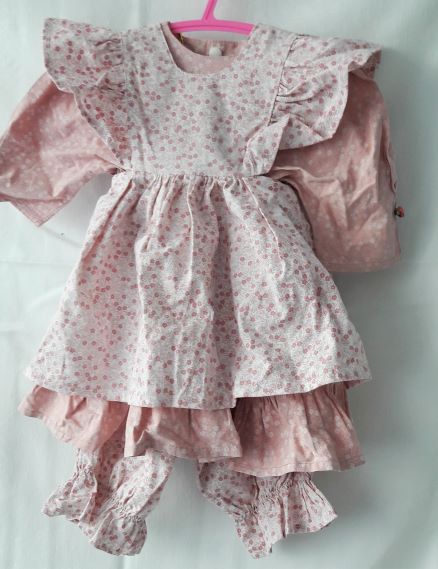  -  Babykleid altmodisch mit Schürze und Hose, mit Streublümchen  in Größe 62-68
