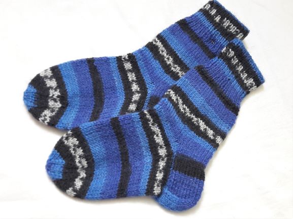 Wollsocken in Größe 22/23 handgestrickt blau schwarz grau geringelt für  Mädchen und Jungen