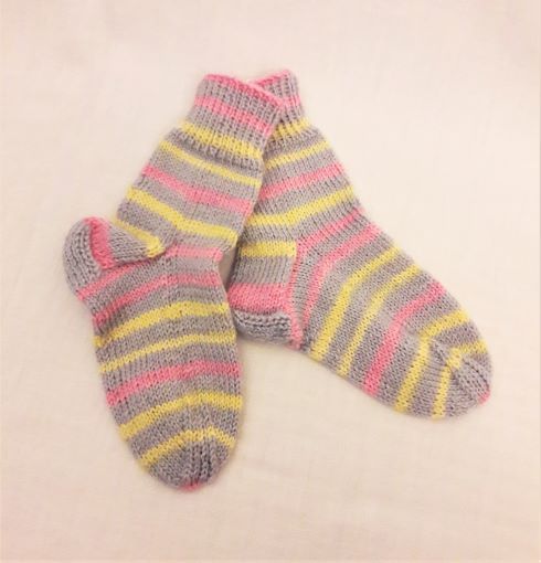 Wollsocken handgestrickt in Größe 24/25 grau rosa gelb geringelt für  Mädchen und Jungen
