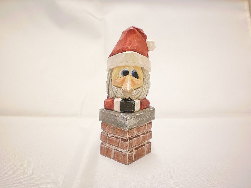  - Weihnachtsmann im Kamin, hand geschnitzt und bemalt aus Lindenholz