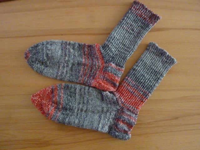 Socken handgestrickt aus Schurwolle in grau - rot kaufen ~ Strümpfe ~  Kuschelsocken ~ warme Füße ! ~Glamourgarn!