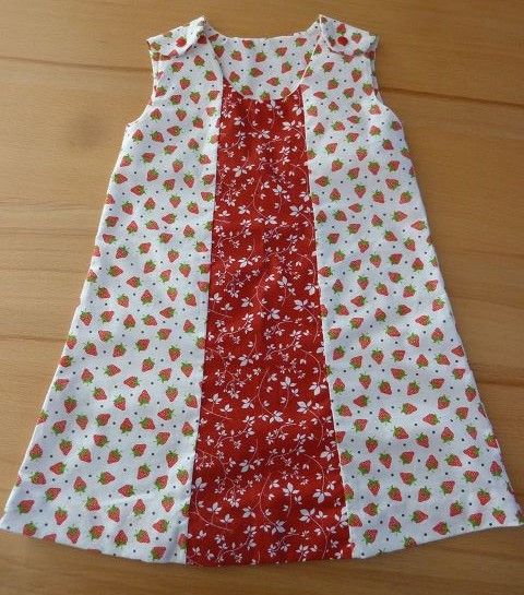 Ärmelloses Kinderkleid mit Erdbeeren und Ranken in rot-weiß genäht aus  Baumwollstoffen kaufen ~