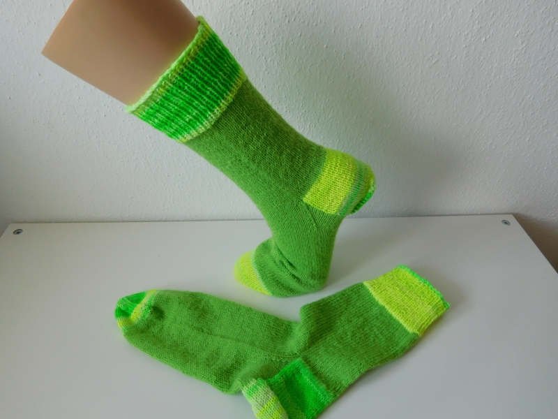 Socken handgestrickt Gr. 43 grün mit Neon kaufen