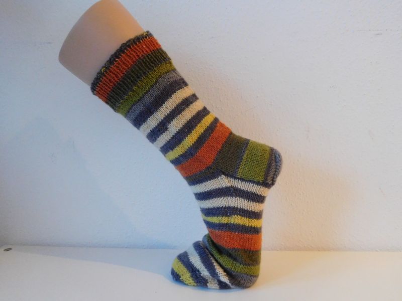  - Socken handgestrickt Gr. 45 grün orange, grau, beige, gelb gestreift kaufen