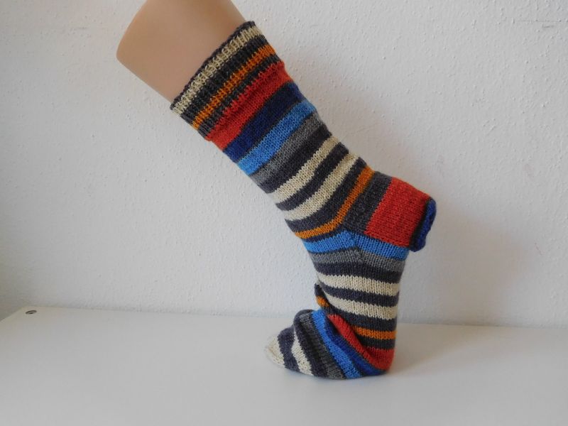  - Socken handgestrickt Gr. 47 Übergröße grau, blau, rot gestreift kaufen