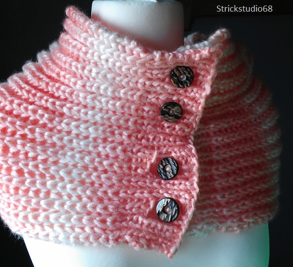 Handgestrickter Schal mit Knöpfen, als Rundschal oder als Schal,  superleicht, lachscolor in batikoptik