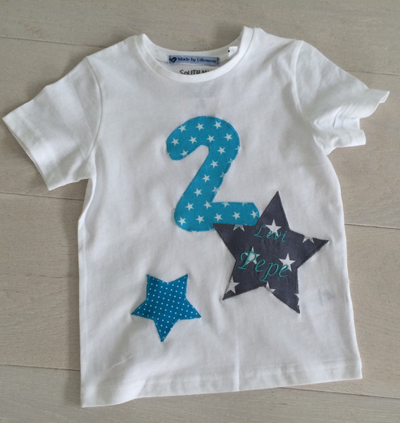  - handgefertigtes Geburtstagsshirt mit Zahl, Sternen und Namen