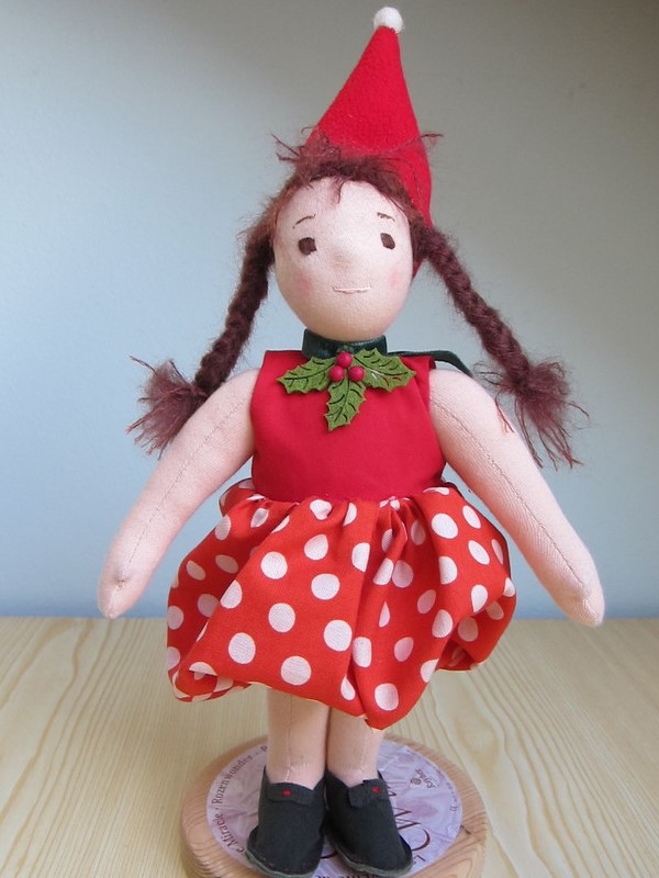  - Stoffpuppe, Puppenkind Kiki Erdbeere Mädchen  mit braune Zöpfe, Zipfel Mütze, und rot getupftes Erdbeer Kleid, Puppe in Waldorfstil 