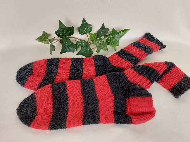  - handgestrickte warme Socken in Gr. 38/39, schwarz und rot gestreift kaufen