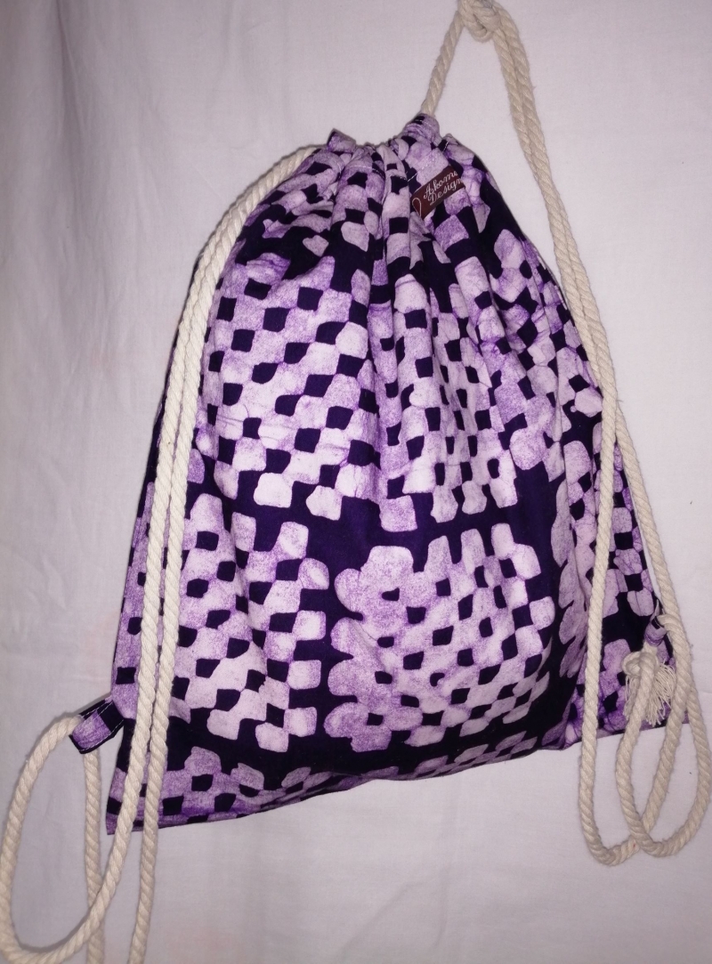  - Turnbeutel aus handgebatiktem Baumwollstoff in tollen afrikanischen Farben: Violett und Weiss
