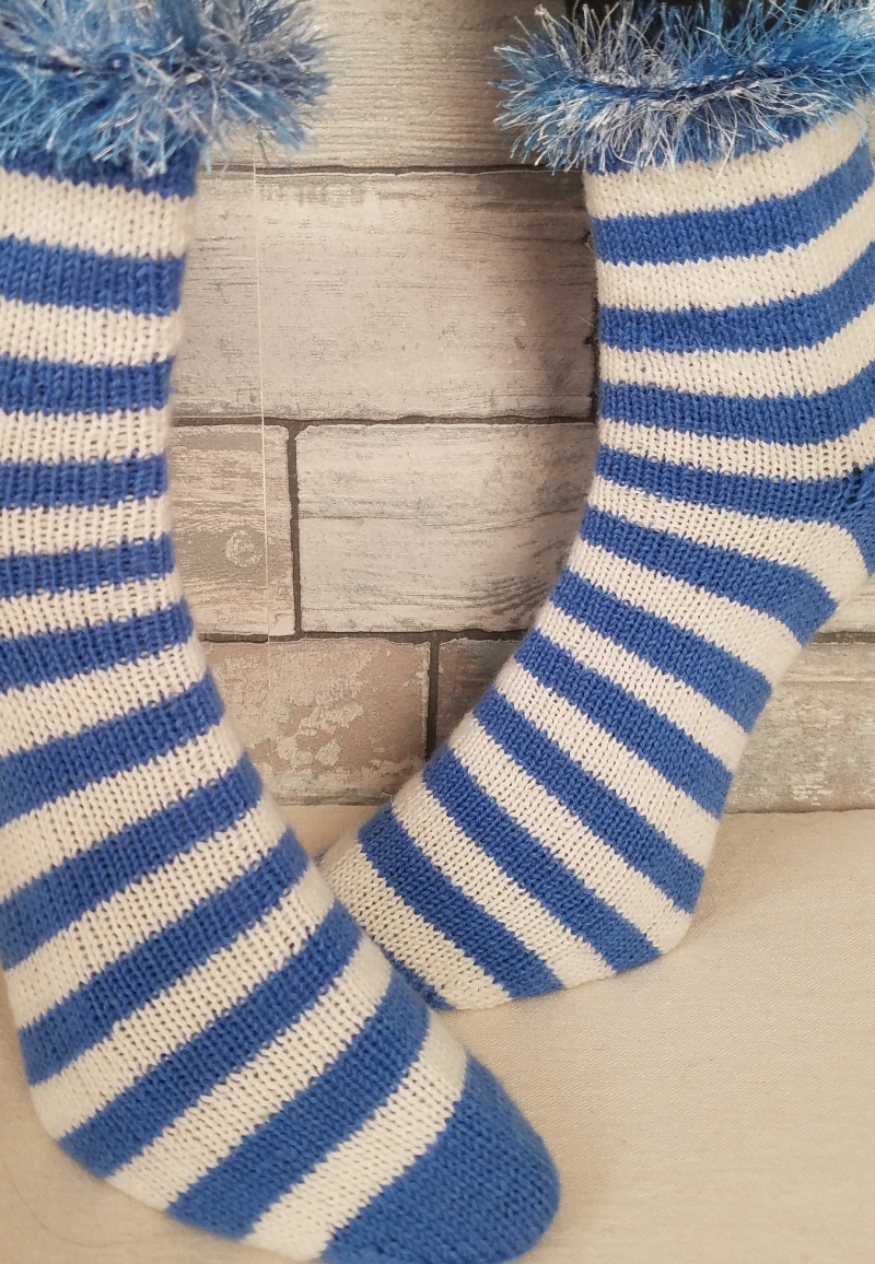  - handgestrickte Socke , Streifen mit Flauschirand,Weiß, Blau Gr.40/41