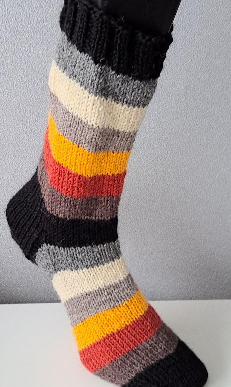 handgestrickte dicke Socken Regenbogen Bär , Gr.44/45 , Schwarz/ Bunt