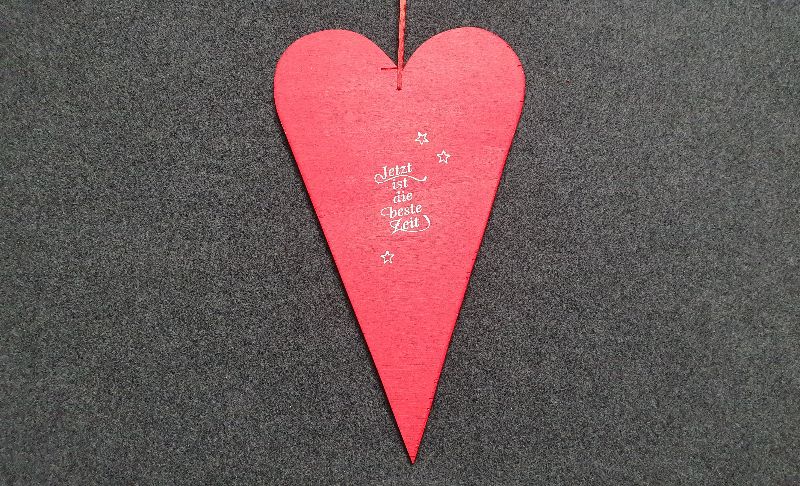  - ausgesägtes großes Herz im skandinavischen Stil in rot mit silbernem Schriftzug - Jetzt ist die beste Zeit - in Embossing Technik bestellen