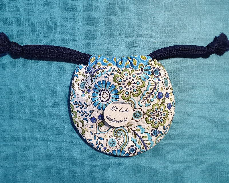  - Kinchaku Beutel, runder Kordelzugbeutel - mit Liebe ♥ handgemacht von Manuela Neuwöhner - genäht aus Baumwollstoff in weiß, blau und oliv ansehen 
