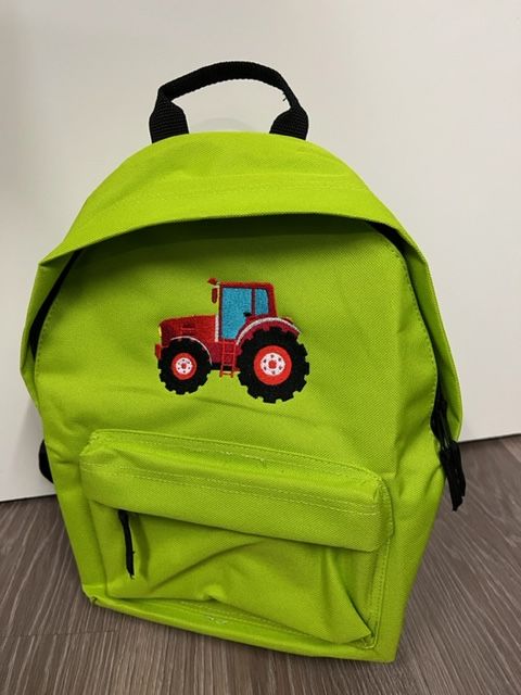 Sehr schöner bestickter Rucksack für Kinder/ Kindergartentasche/ Rucksack  Traktor apfelgrün