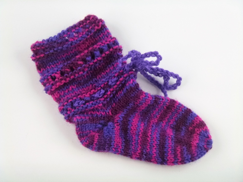  - handgestrickte Baby-Socken mit Binde-Band in lila-pink 14/15