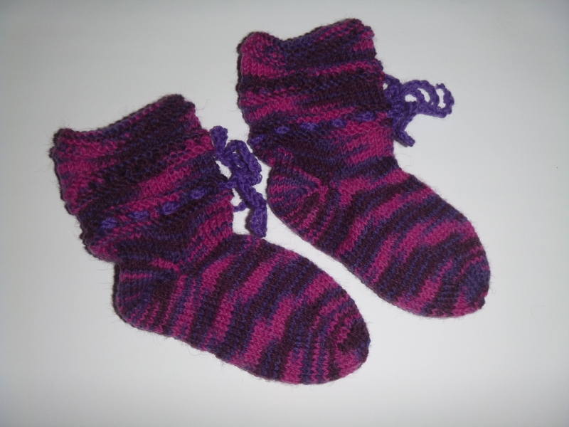 - handgestrickte Baby-Socken mit Binde-Band in lila-pink 16/17