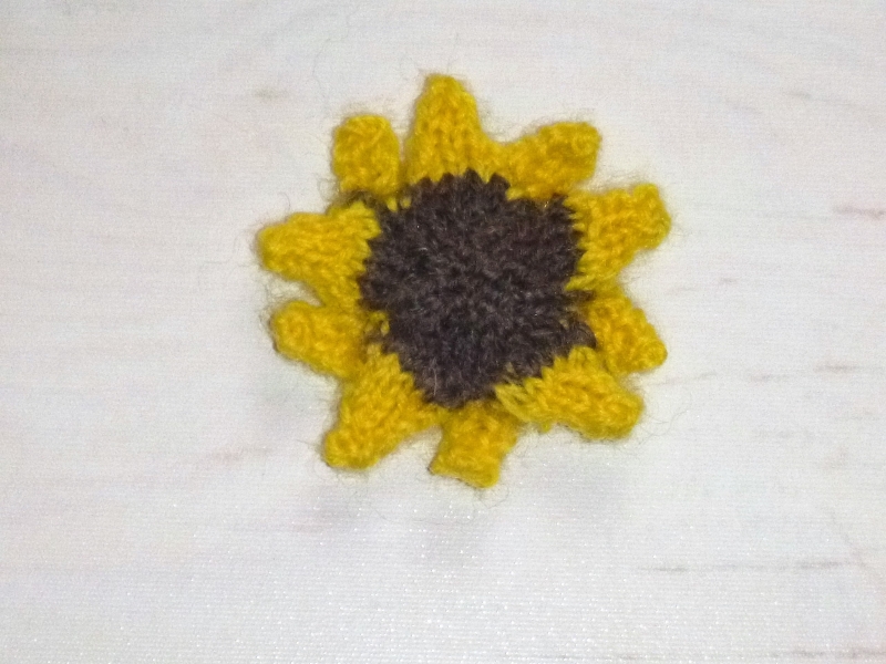  - handgestrickter Kühlschrankmagnet in Form einer Sonnenblumenblüte gelb