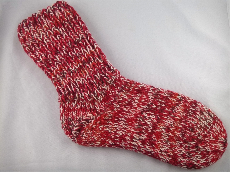 ein Paar handgestrickte super dicke Socken in Größe 38/39 rot/weiß